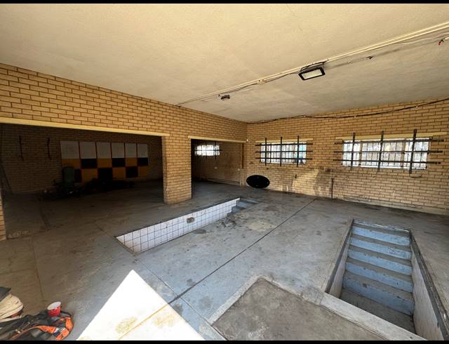 1,100M² WAREHOUSE FOR SALE IN ROBERTVILLE